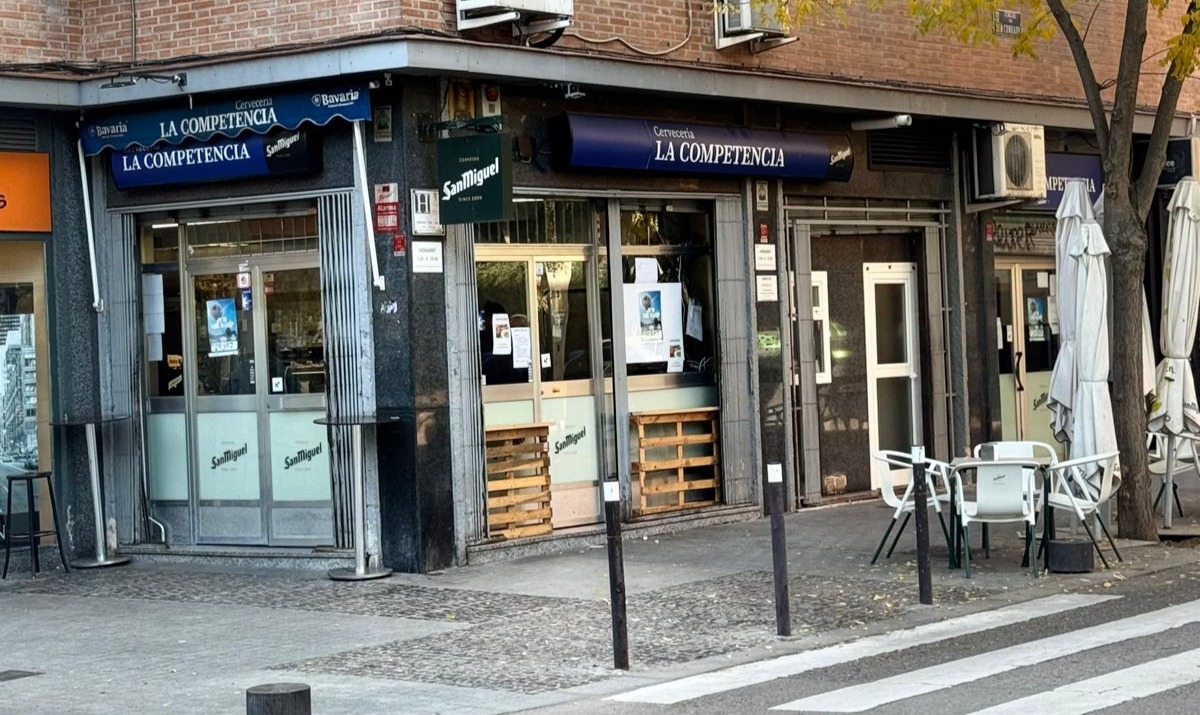 Terraza y barra de La Competencia junto a Madrid Río