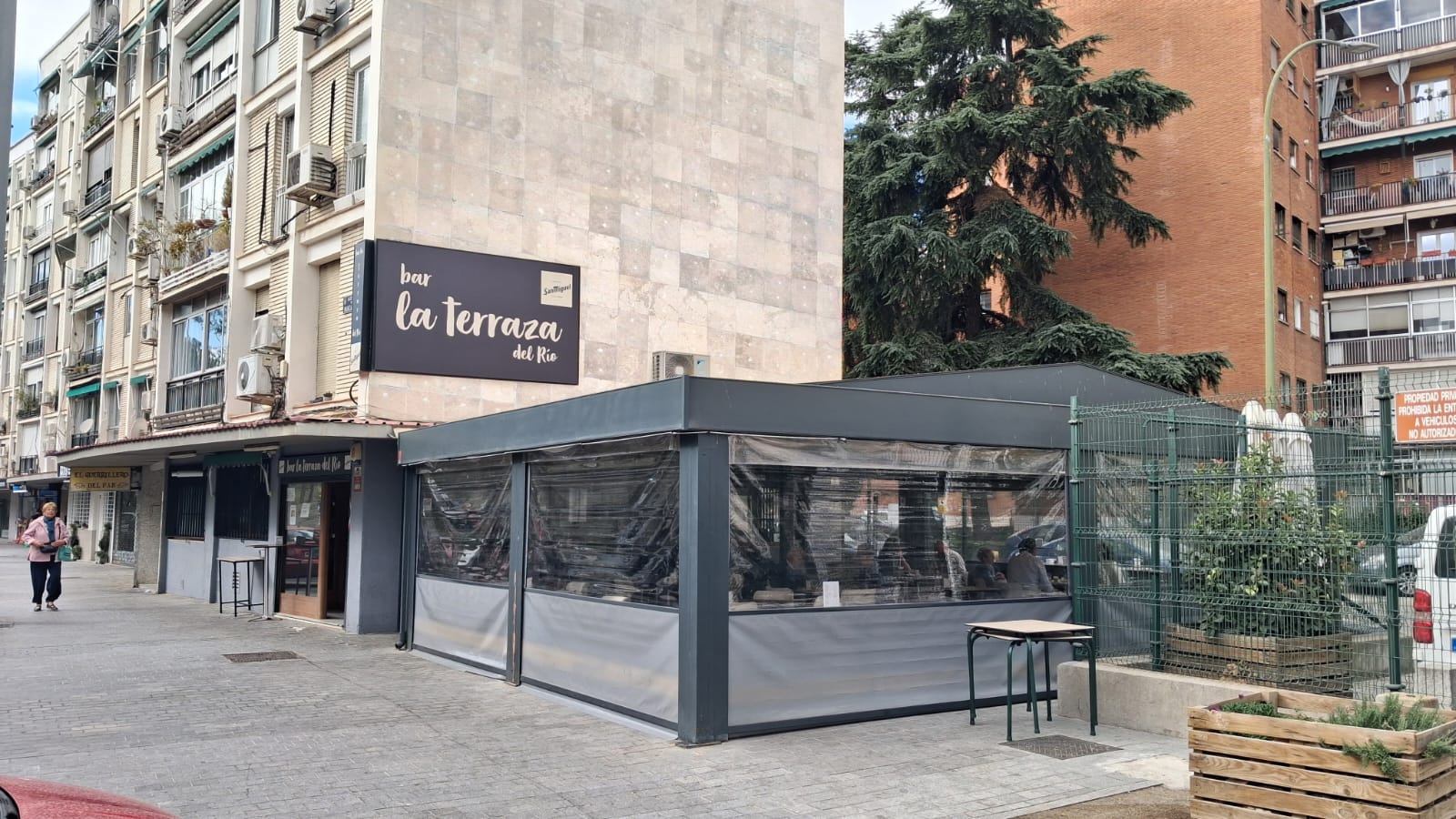 Terraza y barra de La Terraza del rio junto a Madrid Río